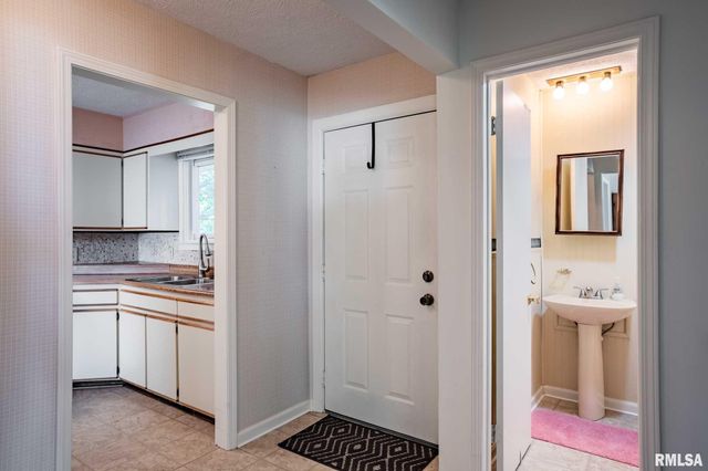 109 Weisbrook Lane, Carterville, IL 62918