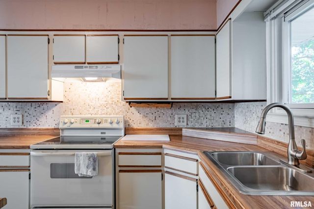 109 Weisbrook Lane, Carterville, IL 62918