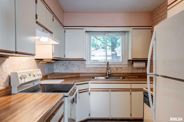 109 Weisbrook Lane, Carterville, IL 62918