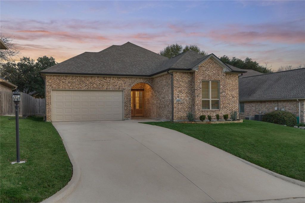 237 Blue Hill Drive, Montgomery, TX 77356