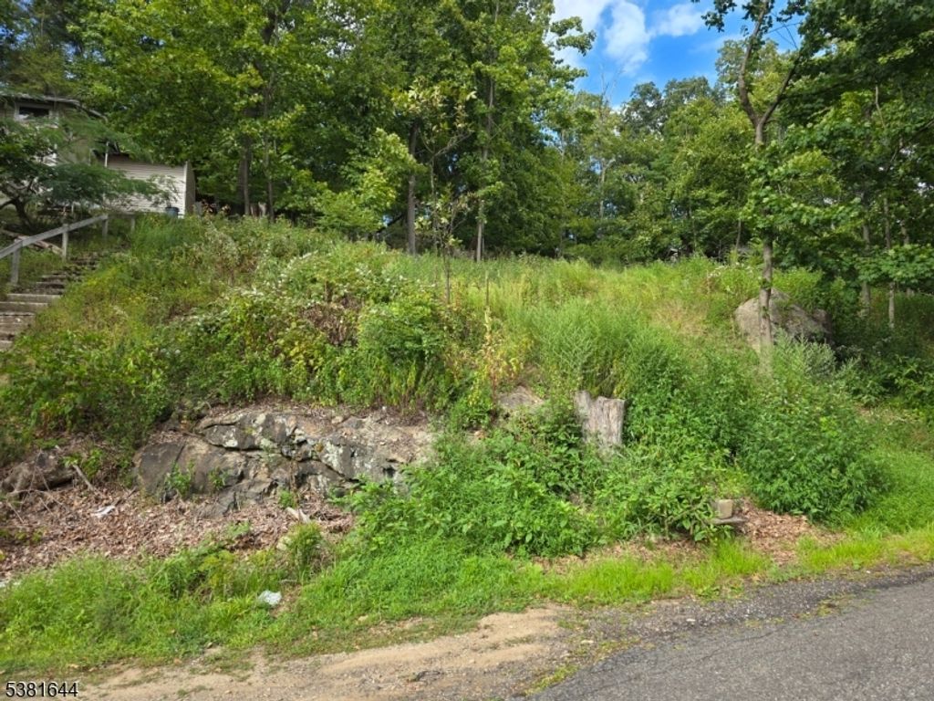13 Stonehenge Rd, Jefferson Twp., NJ 07849
