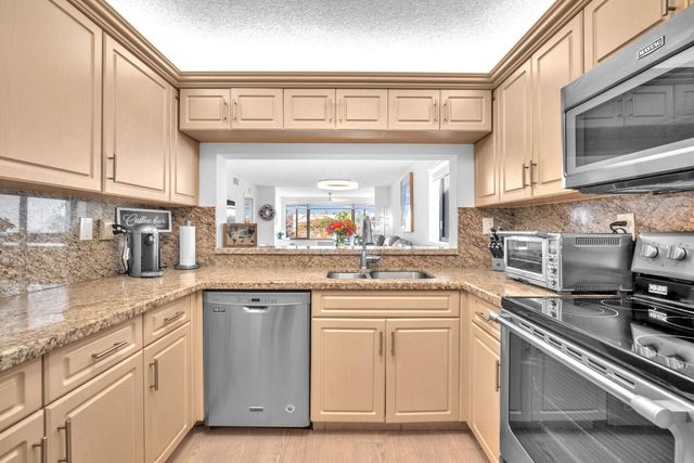 10738 W Clairmont Circle 206, Fort Lauderdale, FL 33321