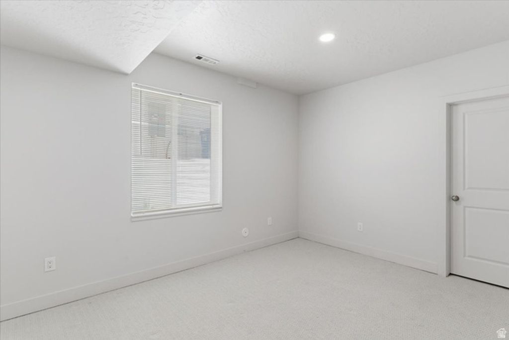 Image 36 of property listing at 1306 E TALBOT DR, Kaysville, UT 84037
