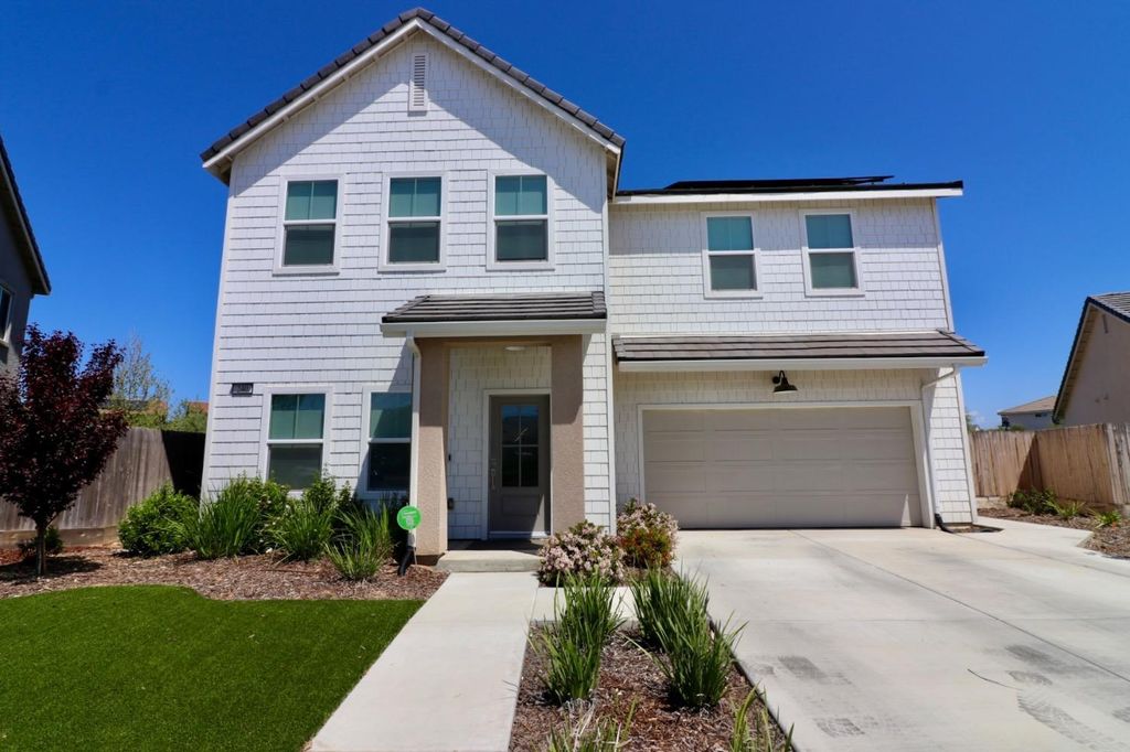 Image 1 of property listing at 240 Huntington Avenue S, Madera, CA 93636