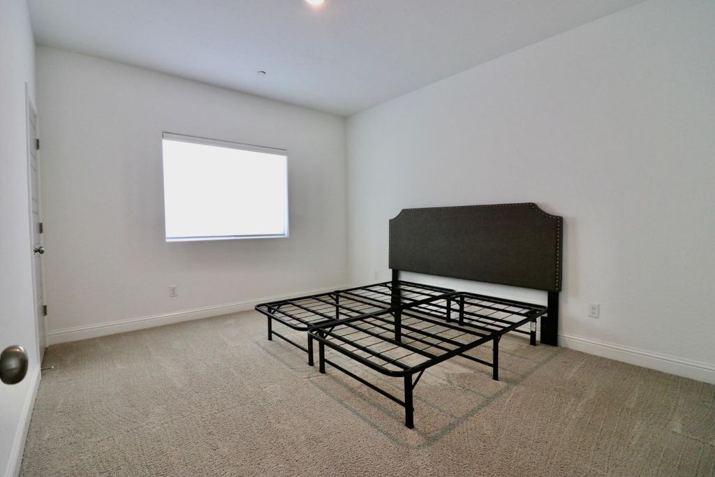 Image 16 of property listing at 240 Huntington Avenue S, Madera, CA 93636