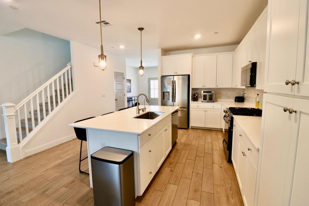 Image 3 of property listing at 240 Huntington Avenue S, Madera, CA 93636