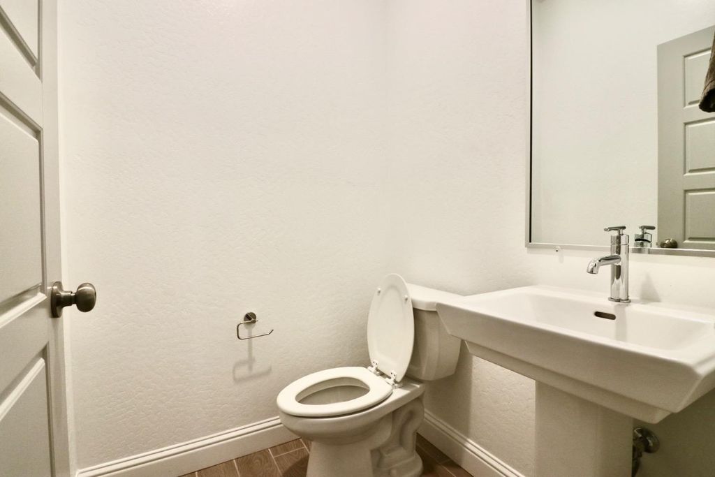 Image 5 of property listing at 240 Huntington Avenue S, Madera, CA 93636