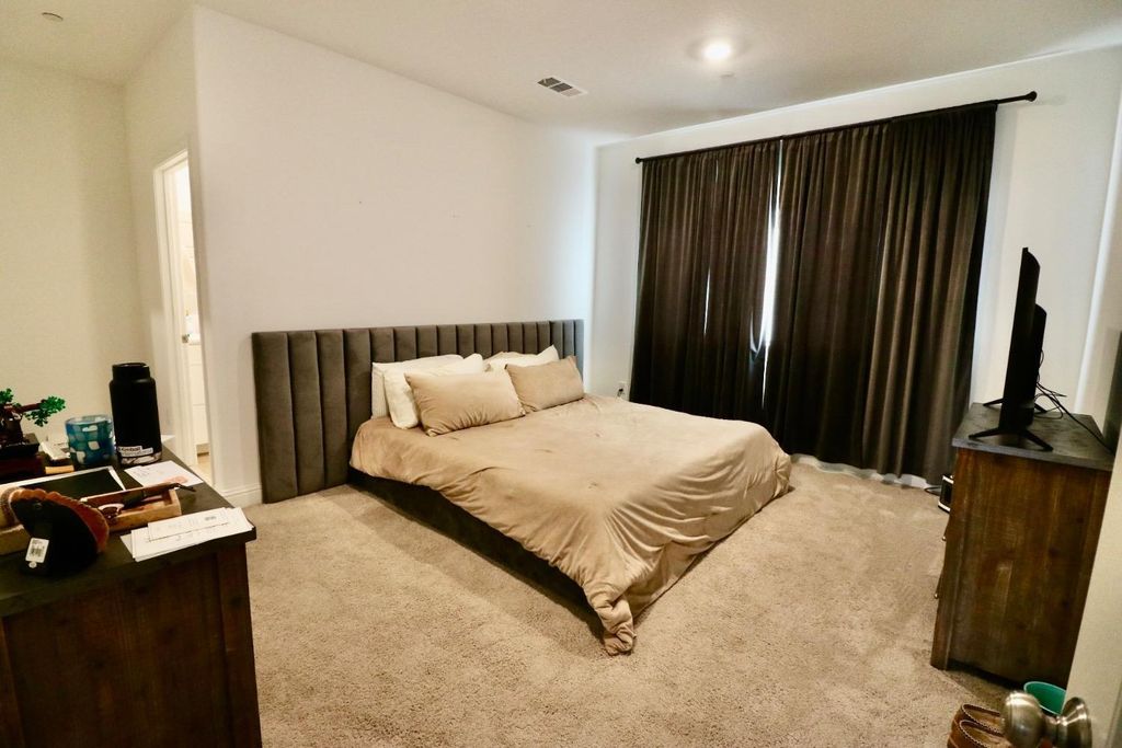 Image 6 of property listing at 240 Huntington Avenue S, Madera, CA 93636