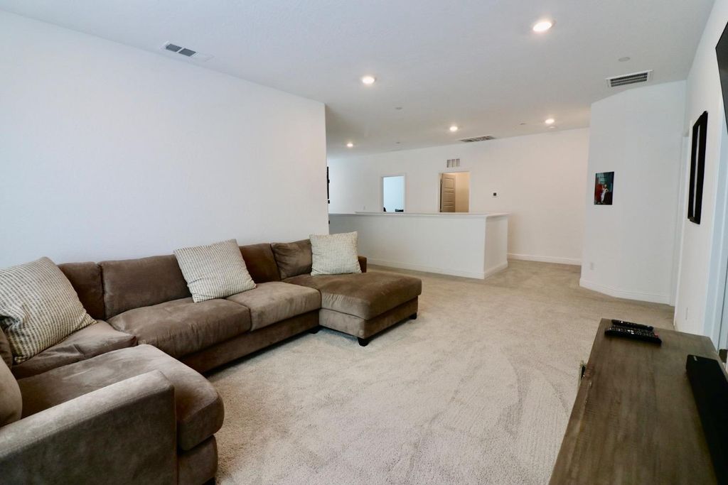 Image 8 of property listing at 240 Huntington Avenue S, Madera, CA 93636