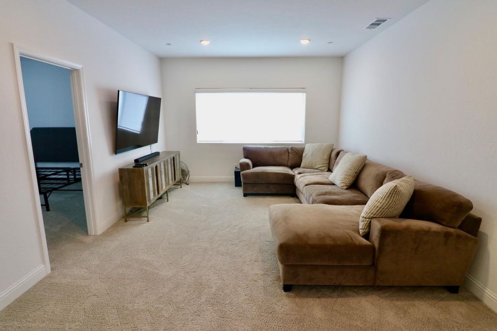 Image 9 of property listing at 240 Huntington Avenue S, Madera, CA 93636