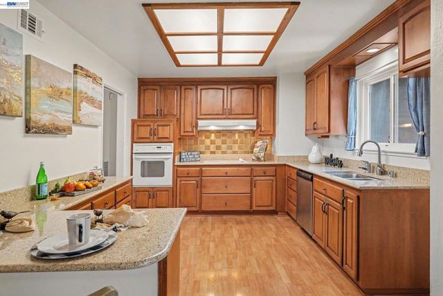998 Wagoner Dr, Livermore, CA 94550