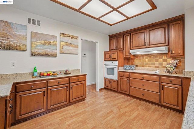 998 Wagoner Dr, Livermore, CA 94550