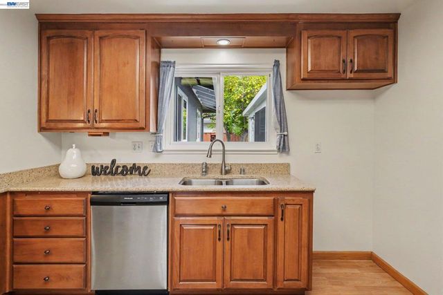 998 Wagoner Dr, Livermore, CA 94550
