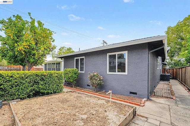 998 Wagoner Dr, Livermore, CA 94550