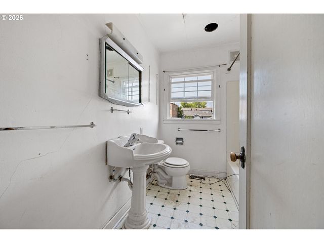 1828 HILYARD St, Eugene, OR 97401