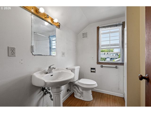 1828 HILYARD St, Eugene, OR 97401