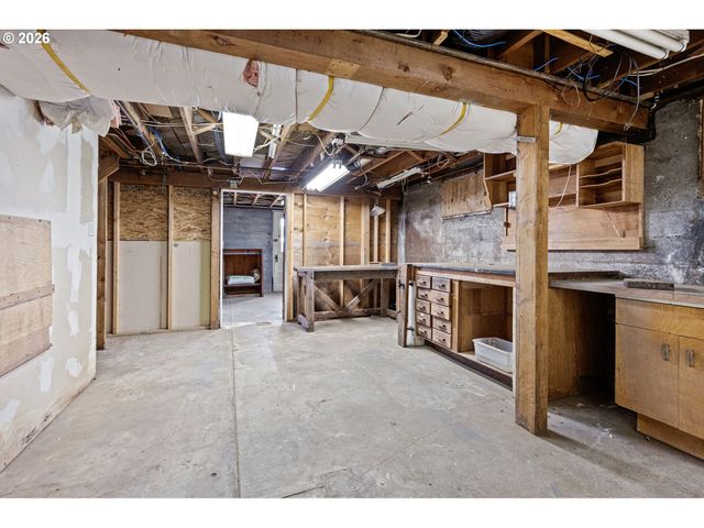 1828 HILYARD St, Eugene, OR 97401