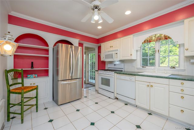 11 Wheeler Place E, West Nyack, NY 10994