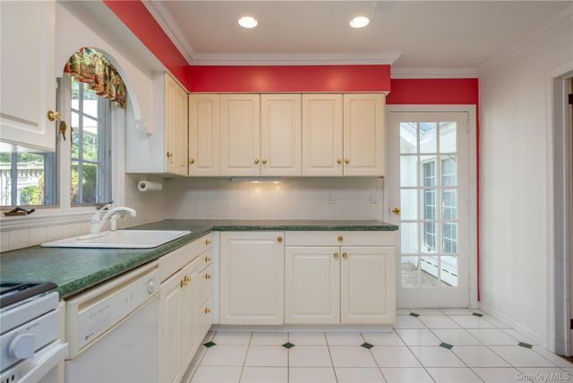 11 Wheeler Place E, West Nyack, NY 10994