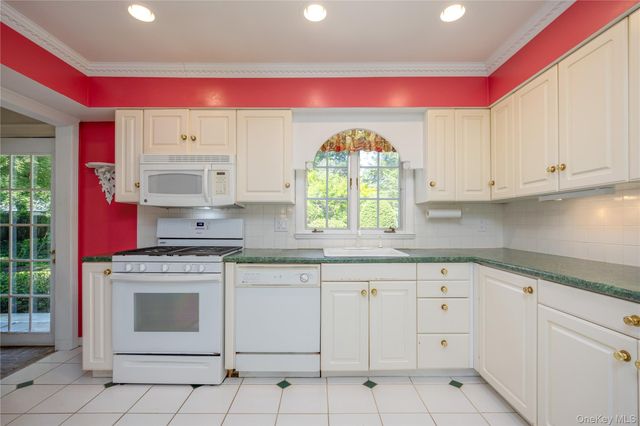11 Wheeler Place E, West Nyack, NY 10994