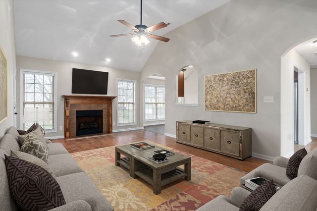 2485 Senseney Dr, Clarksville, TN 37042