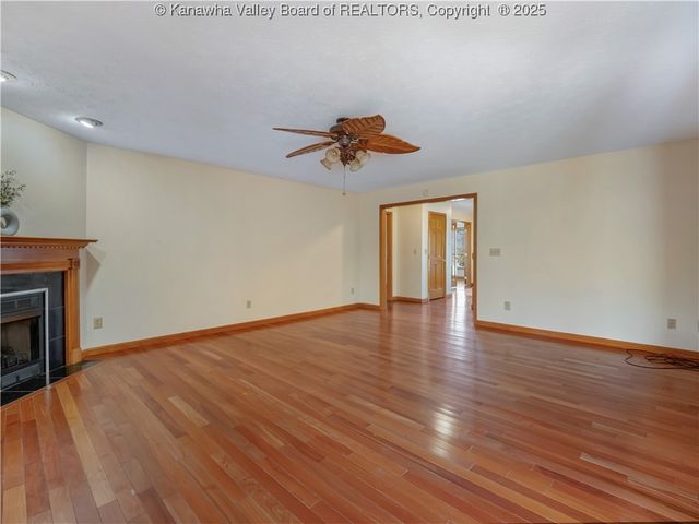 231 Glen Oaks Court, Hurricane, WV 25526