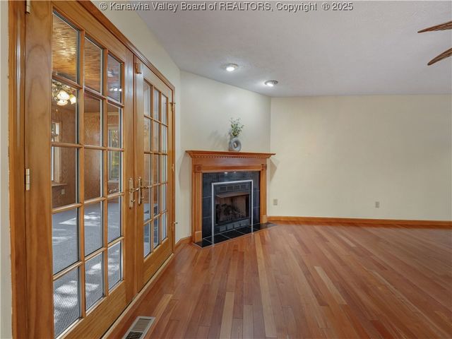 231 Glen Oaks Court, Hurricane, WV 25526