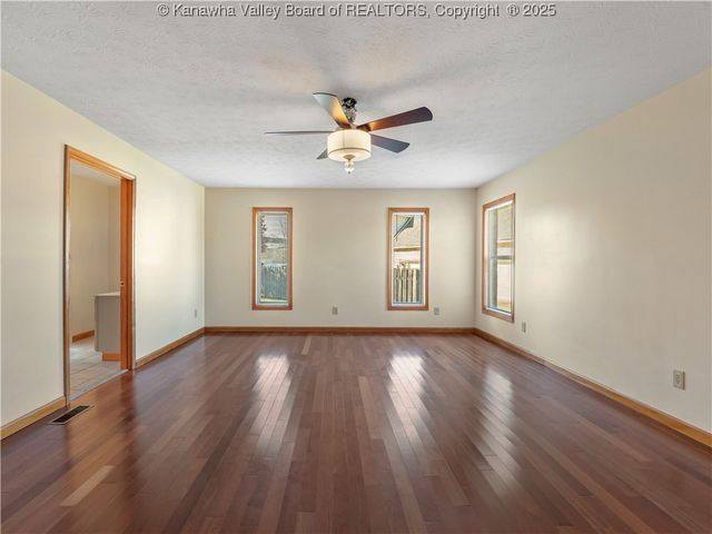 231 Glen Oaks Court, Hurricane, WV 25526