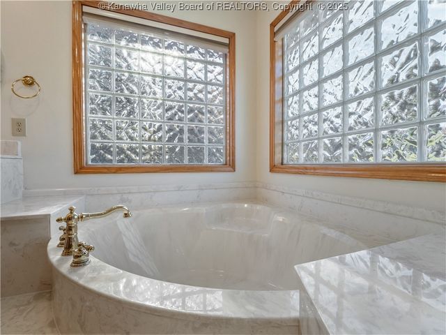 231 Glen Oaks Court, Hurricane, WV 25526