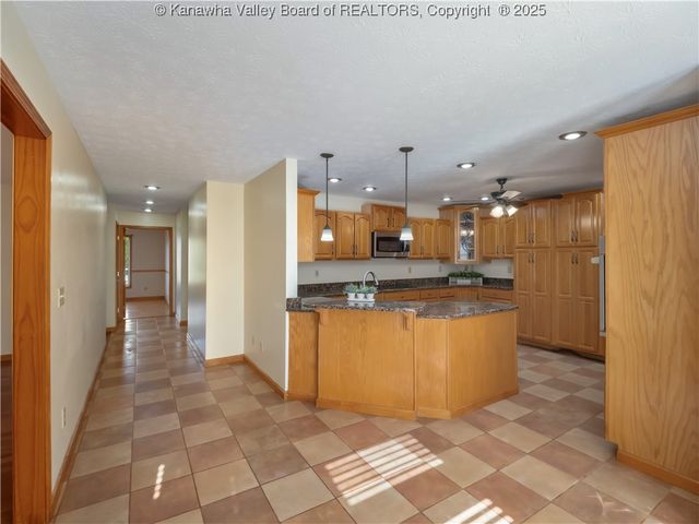 231 Glen Oaks Court, Hurricane, WV 25526