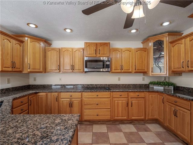 231 Glen Oaks Court, Hurricane, WV 25526