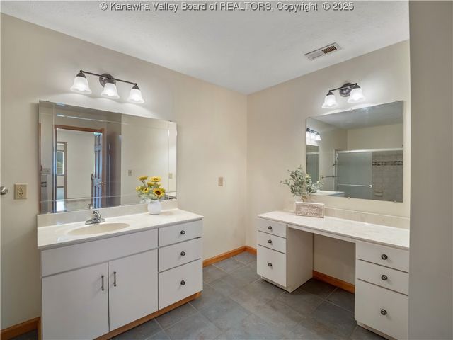 231 Glen Oaks Court, Hurricane, WV 25526