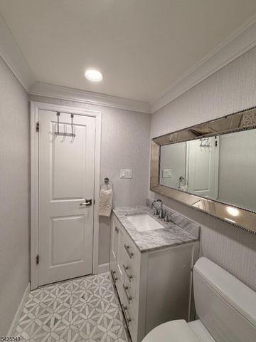 8 Alcott Dr, Livingston Twp., NJ 07039