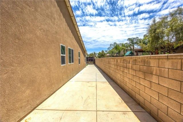 2944 Coffeeberry Way, San Jacinto, CA 92582