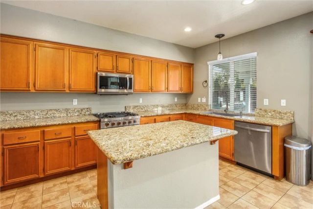 2944 Coffeeberry Way, San Jacinto, CA 92582