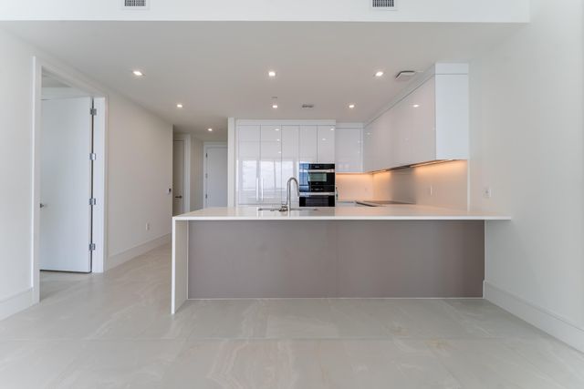 220 Lake Shore Drive 1011, Lake Park, FL 33403