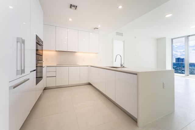 220 Lake Shore Drive 1011, Lake Park, FL 33403