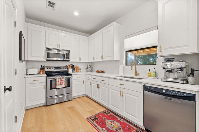 1030 Daviot DR, Spicewood, TX 78669