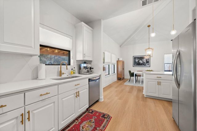 1030 Daviot DR, Spicewood, TX 78669