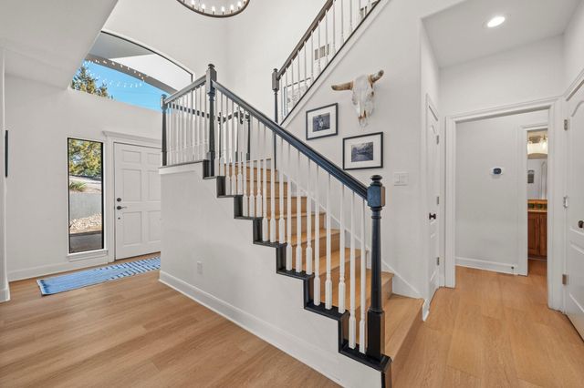 1030 Daviot DR, Spicewood, TX 78669