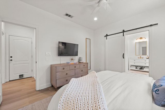 1030 Daviot DR, Spicewood, TX 78669