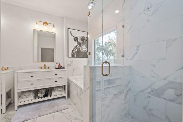 1030 Daviot DR, Spicewood, TX 78669