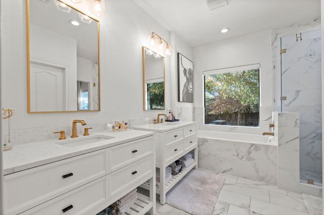 1030 Daviot DR, Spicewood, TX 78669