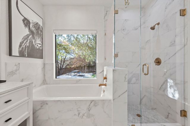 1030 Daviot DR, Spicewood, TX 78669