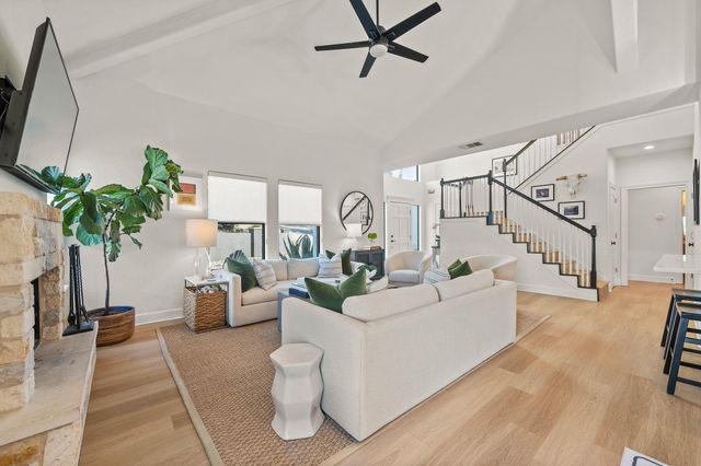 1030 Daviot DR, Spicewood, TX 78669