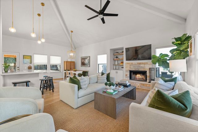 1030 Daviot DR, Spicewood, TX 78669