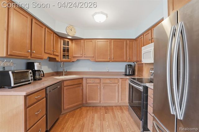 3017 Lindenwood Drive, Dearborn, MI 48120