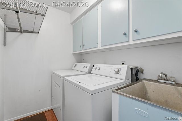3017 Lindenwood Drive, Dearborn, MI 48120