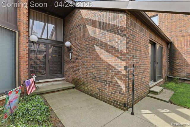 3017 Lindenwood Drive, Dearborn, MI 48120
