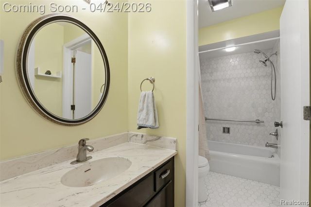 3017 Lindenwood Drive, Dearborn, MI 48120